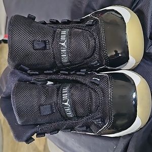 New ish rarel/barely worn AJ 11's